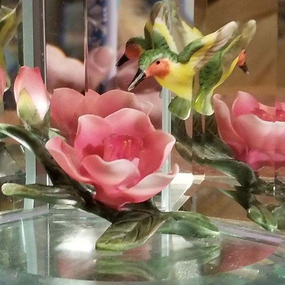 Hand Crafted Glass Hummingbird & Flowers Panarama - Picture 9 of 10